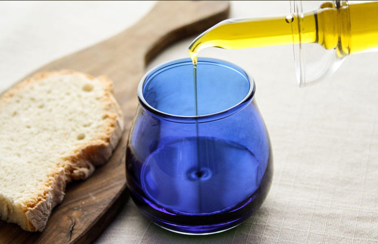 100526 2b4355552d9f65612b55232e186a622b assaggia olio blu 03